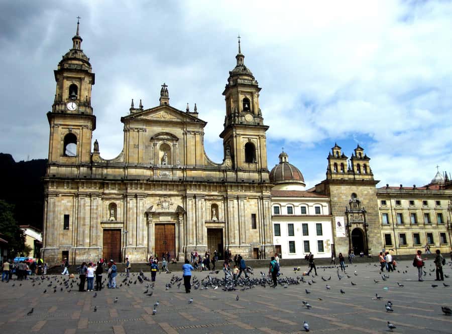 Bogotá: Private Candelaria Walking Tour with Gold Museum - Visiting the Government Buildings and Historic Sites