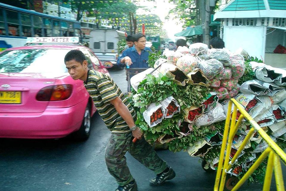 Bangkok: Historical Temples Tour & Hidden Bar at Sunset - The Guides: Knowledgeable and Engaging