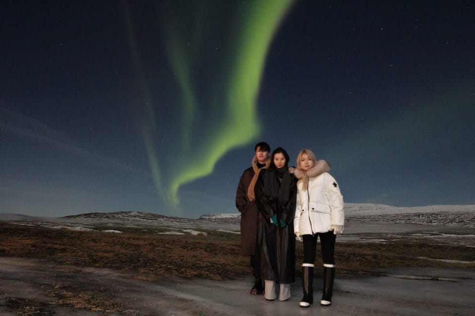 From Reykjavík: Northern Lights Tour with Hot Cocoa & Photos - Authentic Traveler Experiences