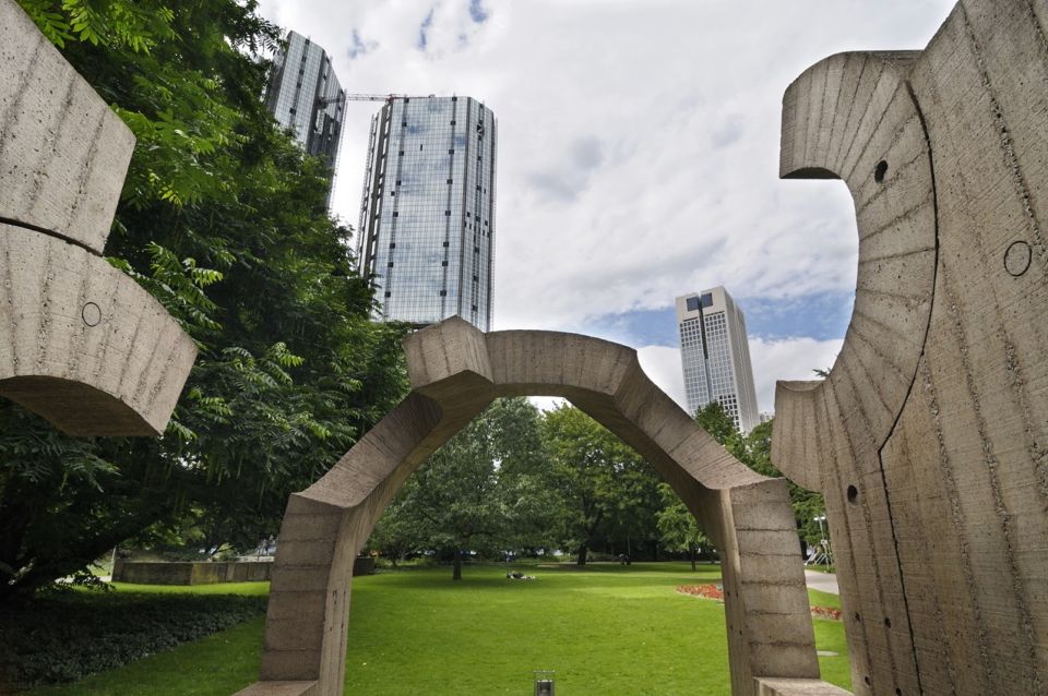 Frankfurt: Guided walk between palm trees and skyline - Frequently Asked Questions