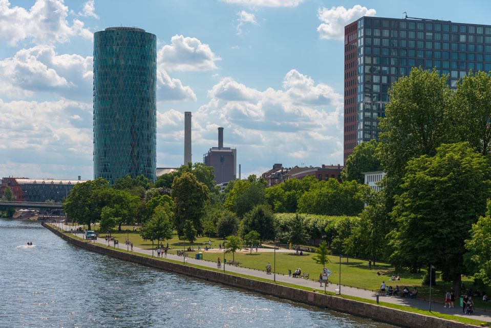 Frankfurt: Guided walk between palm trees and skyline - Authentic Stories and Surprising Finds