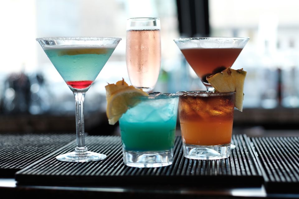 Honolulu: Waikiki Sunset and Cocktail Cruise - Key Points