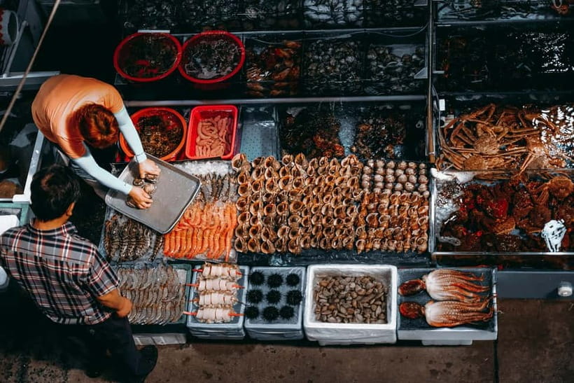 Seoul: The Biggest Sea-food Noryangjin Market Food Tour - The Guide and Group Dynamics