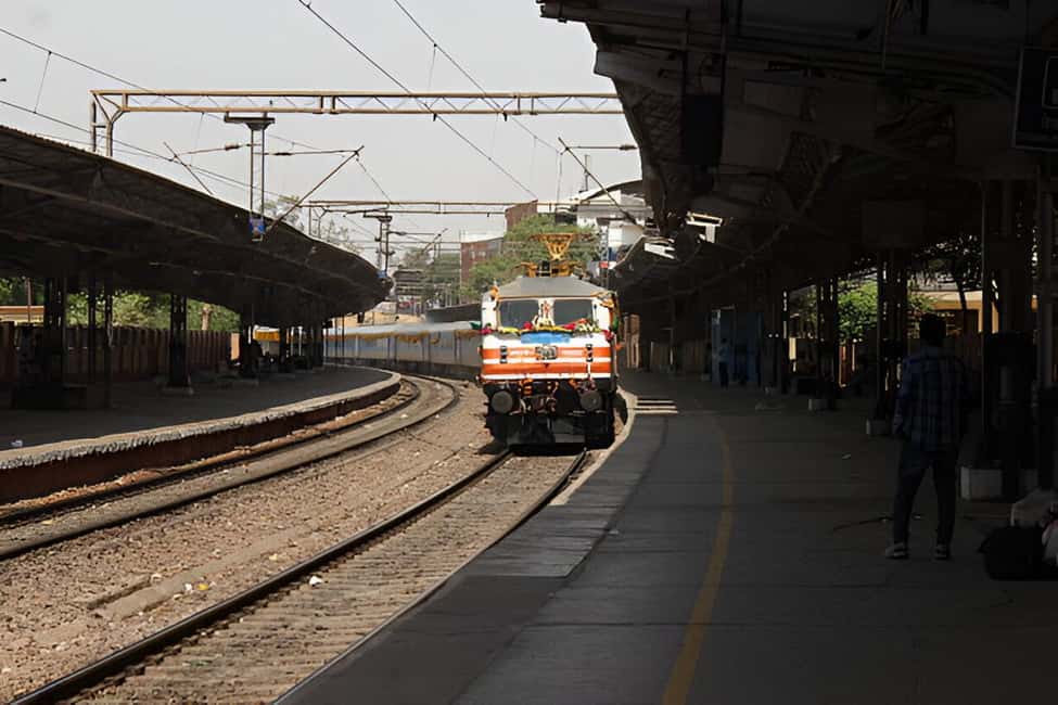 Same-Day Taj Mahal Tour from Delhi via Gatimaan Express - Transportation and Logistical Highlights