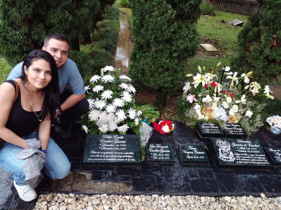 Medellin: Tour Pablo Escobar Privado Con Guia Local - The Cemetery and Escobar’s Tomb