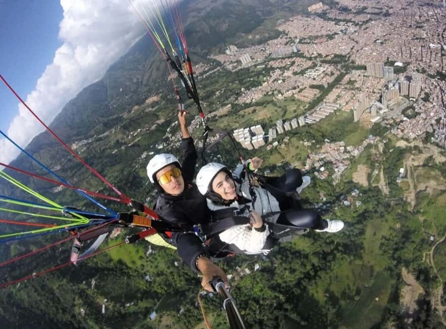 Paragliding Medellin with Transportation and free Videos - What Makes This Paragliding Tour Stand Out
