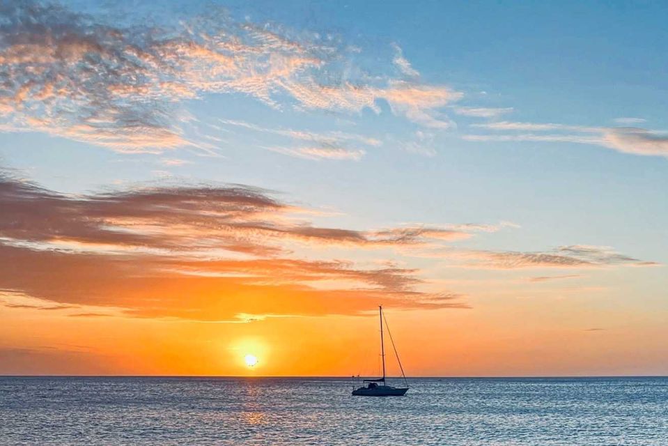 Oahu: Sunset sailing in small intimate groups - Key Points