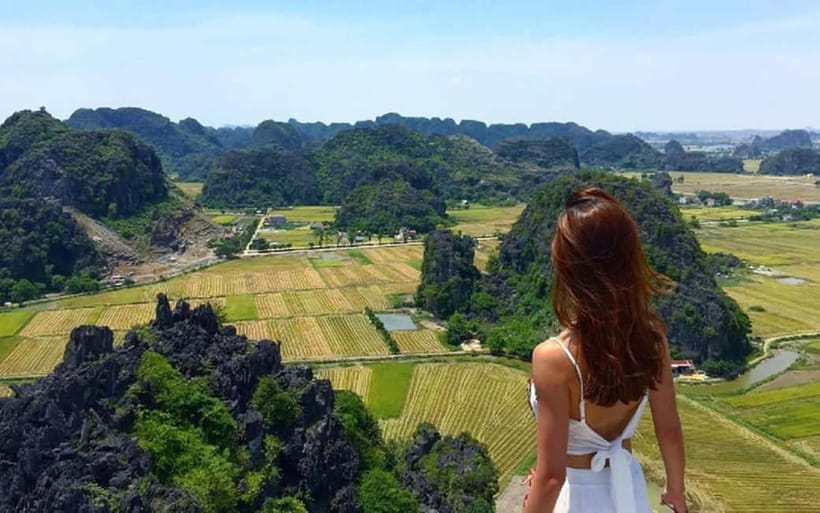 Ninh Binh Day Tour: Hoa Lu, Trang An Mua Cave, Boat Ride - Trang An: Boat Ride through Limestone Valleys