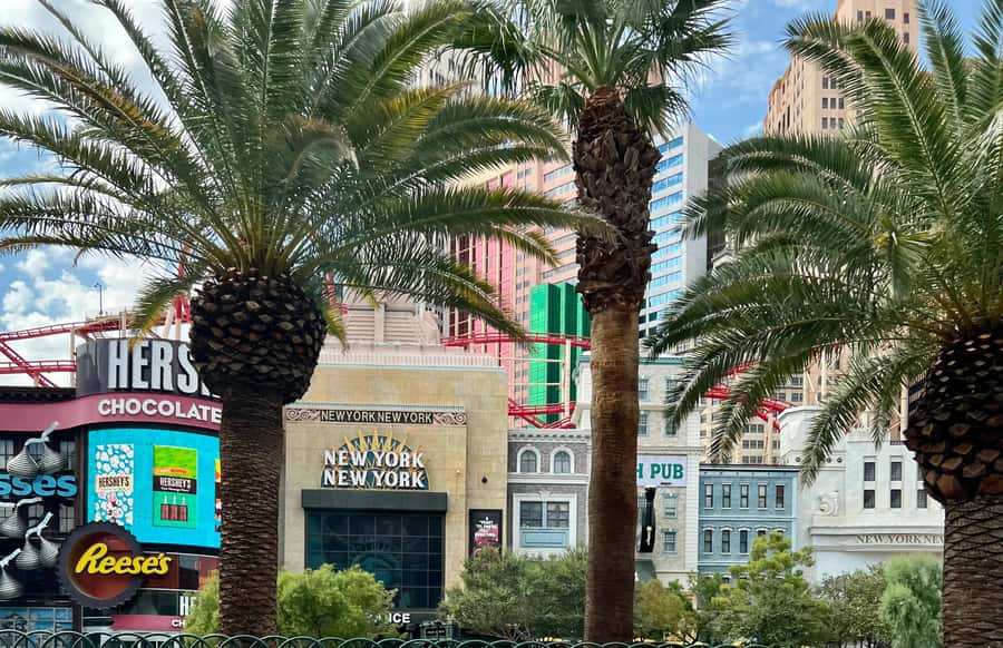 Vegas Highlights: Neon Lights & Desert - Audio Driving Tour - Key Points