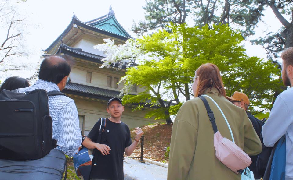 Tokyo: Imperial Palace Japanese History Walking Tour - Key Points