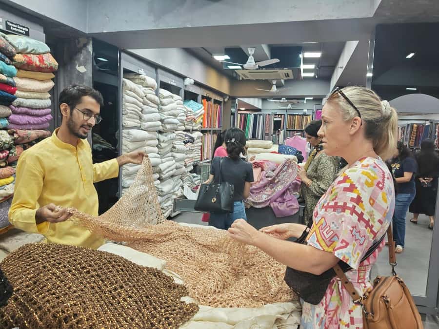 Delhi Shopping Tour with Female Guide & Local Markets - Exploring Old Delhi’s Heritage and Crafts