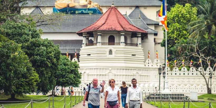 Colombo: Pinnawala Orphanage, Kandy Temple of Tooth day trip - Kandy’s Temple of the Tooth: A Sacred Stop