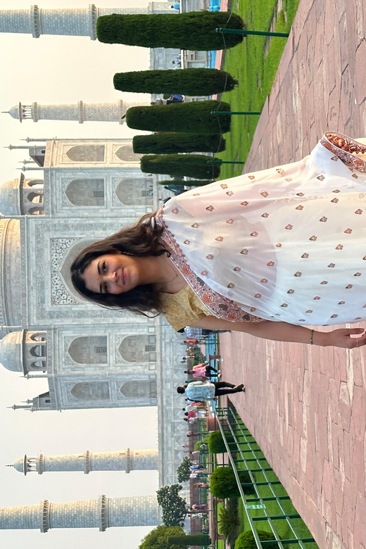 Rent a sari or kurta pajama for Taj Mahal visit & picture - Key Points