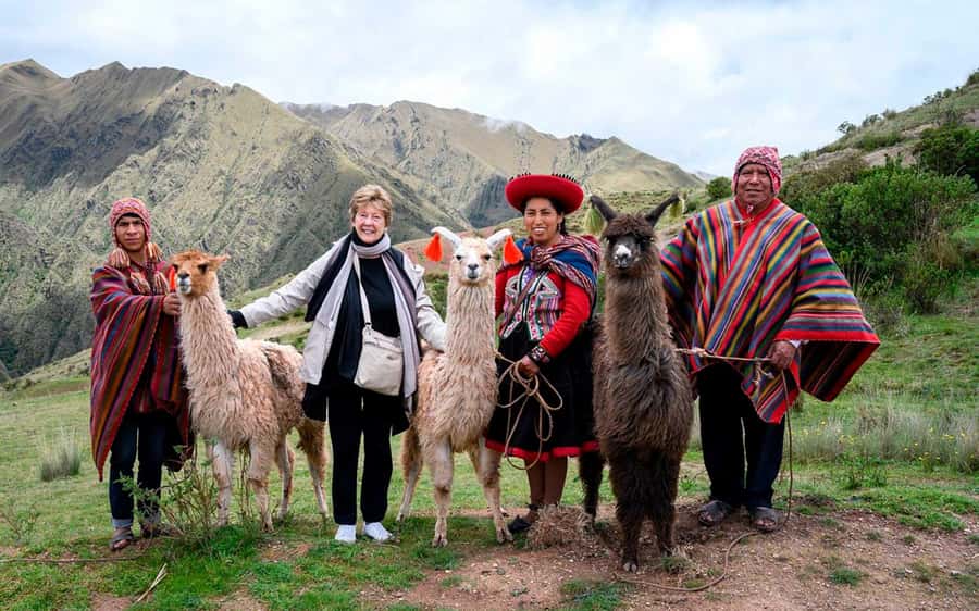 Cusco : Alpaca therapy + Creative handicrafts |Private| - Exploring the Cusco Alpaca Therapy + Creative Handicrafts Tour