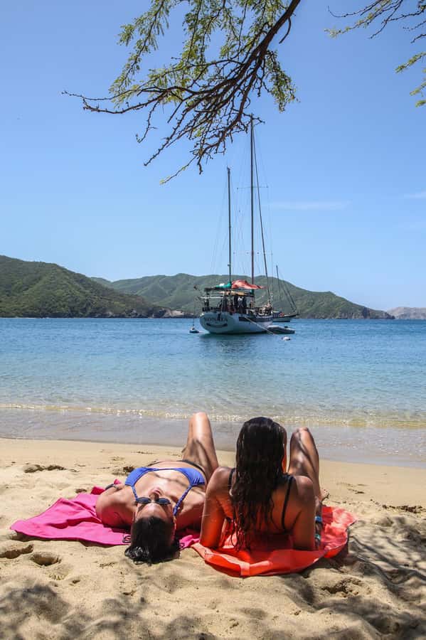 Tour en Velero a Bahía Concha Parque Tayrona - Tour en Velero a Bahía Concha Parque Tayrona: A Scenic Day on the Caribbean