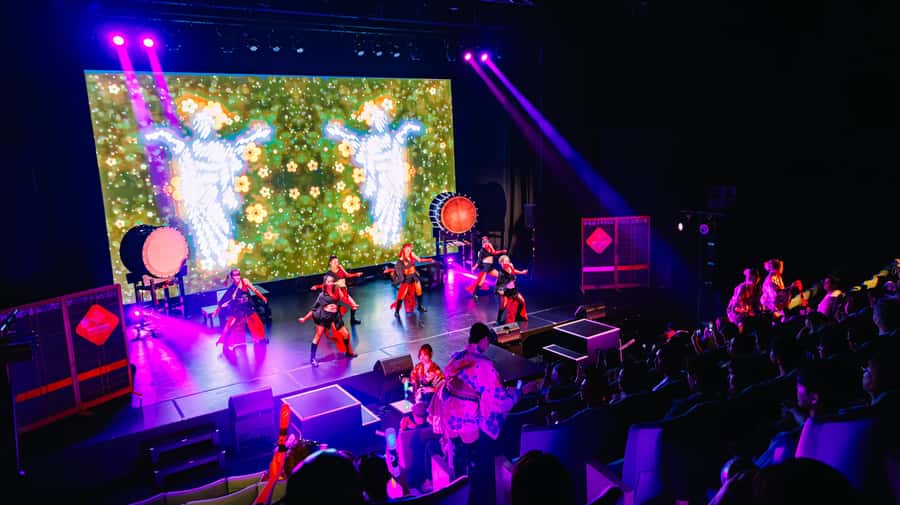 Osaka: A Modern Samurai, Kabuki, Taiko & Dance Show - Atmosphere and Audience Experience