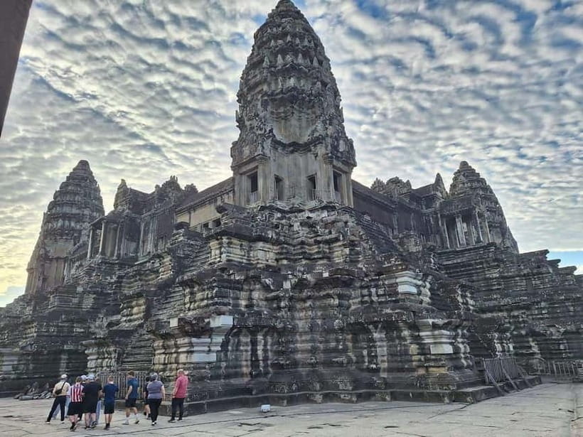 Siem Reap: Angkor Wat Small-Group Day Tour - Guides: The Heart of the Tour