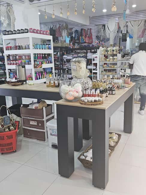 Punta Cana: Souvenir Shopping Tour with Traditional Tastings - The Role of the Guide and Overall Atmosphere  