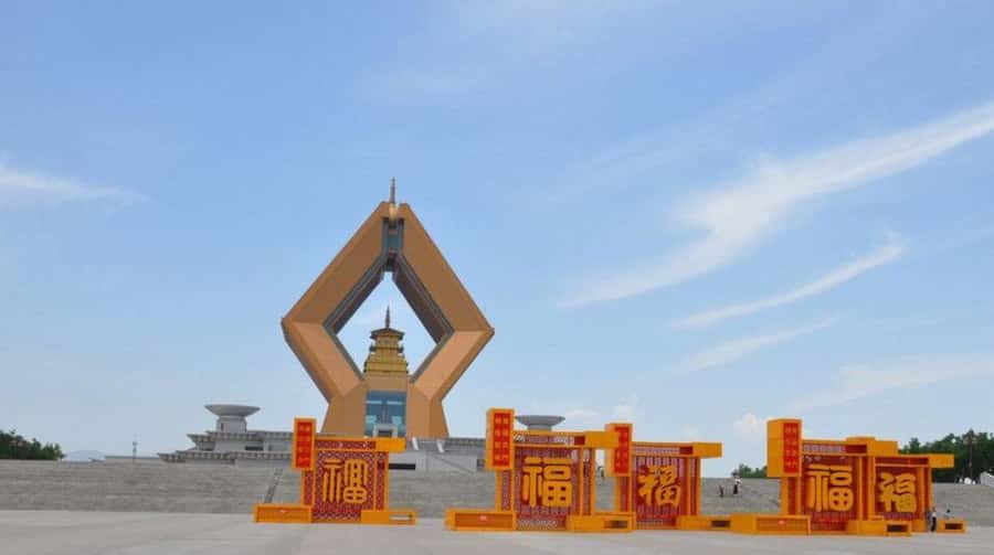 From Xi'an: Full-Day Famen Temple & Qianling Mausoleum - Lunch Break: Sampling Local Flavors