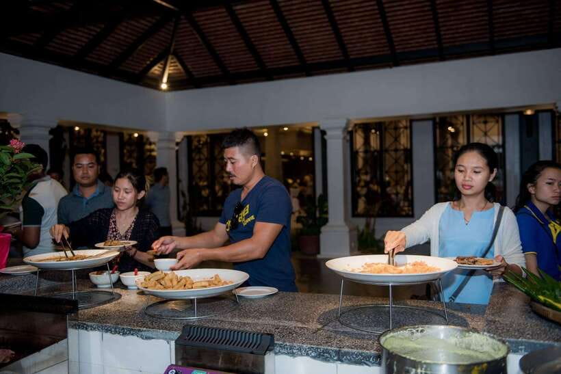 Apsara Traditional Dances & Local Buffet with Tuk-Tuk Ride - The Experience: A Step-by-Step Breakdown