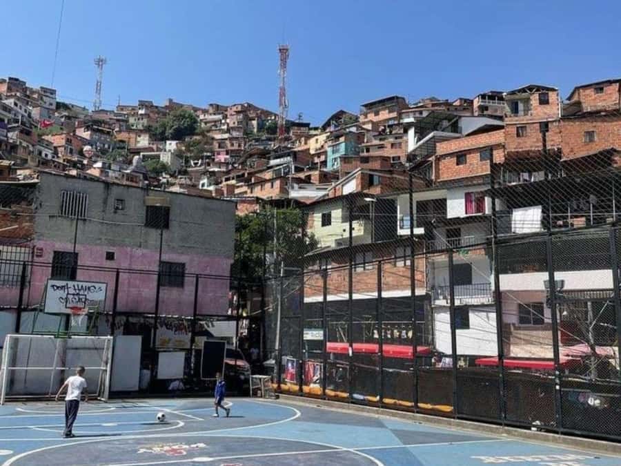 Graffiti Tour Medellin: History and art in Comuna 13 - Discover Medellín’s Artistic Heart: Graffiti Tour in Comuna 13