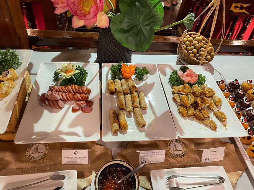 A O Show Lune Production Tour With Dinner Sightseeing Cruise - What to Expect from the Evening Experience