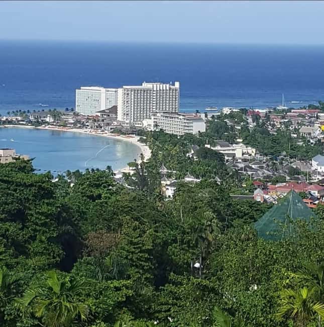 Ocho Rios: Sightseeing& Beach With stops for Lunch& Shopping - The Scenic Drive in Ocho Rios: First Impressions