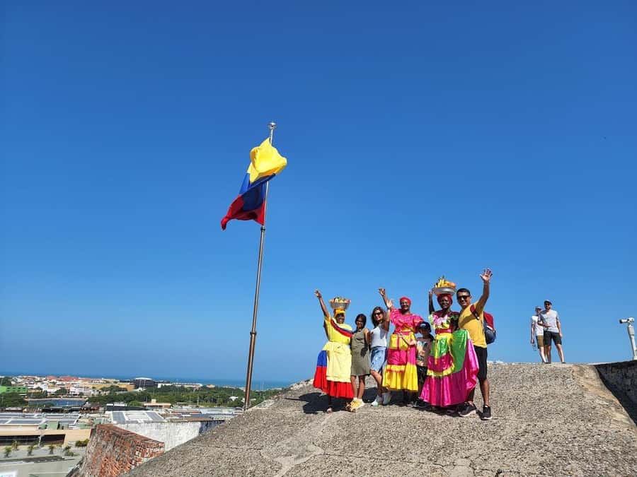 CARTAGENA: BILINGUAL HISTORICAL CITY TOUR IN A TRADITIONAL CHIVA (TRADITIONAL CHIVA) - Key Points