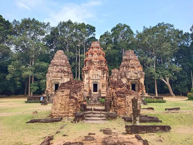 Siem Reap: Rolous Group Temples and Handicraft Center Tour - Second Stop: Bakong – The Pyramid-Like Wonder