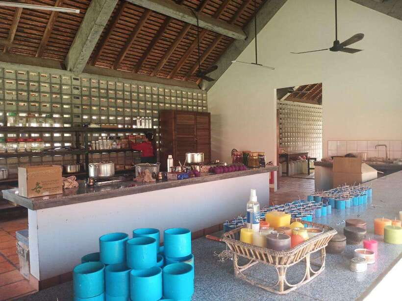 Siem Reap: Rolous Group Temples and Handicraft Center Tour - The Handicraft Center: Witnessing Authentic Artisanship