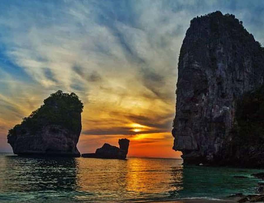 Phuket: Private Sunrise Tour to Phi Phi & Bamboo Islands - Pricing and Value