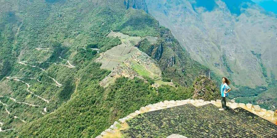 Cusco: Machu Picchu and Huayna Picchu Day Trip with Train - Climbing Huayna Picchu: A Once-in-a-Lifetime View