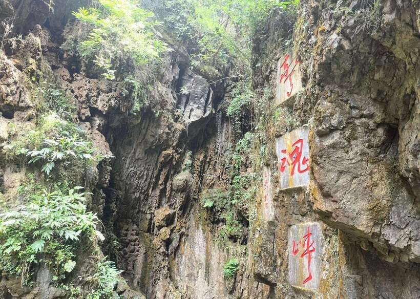 Kunming: Jiuxiang Cave & Roast Duck Lunch Private Tour - Scenic Boat Ride and Yincui Gorge