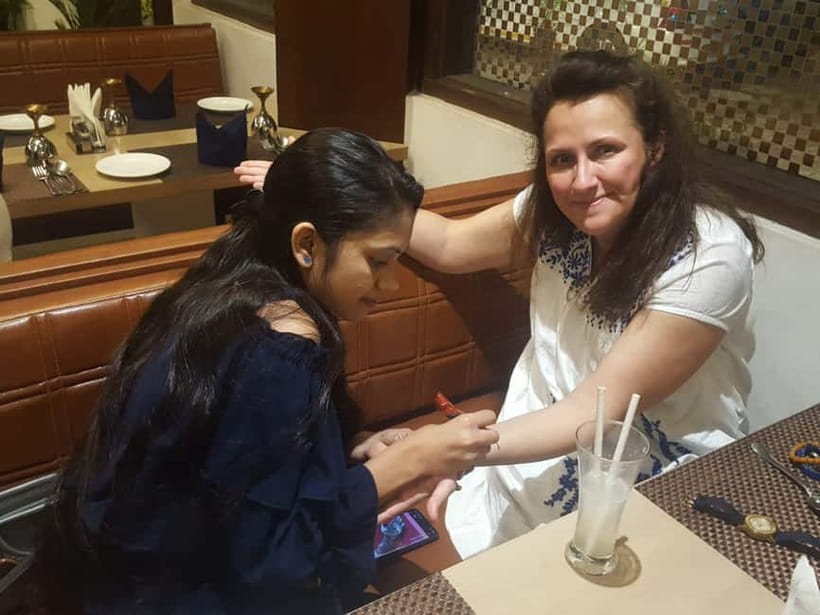 Rent a sari or kurta pajama for Taj Mahal visit & picture - Key Points