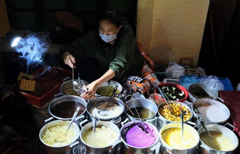 Hue Street Food Tour: Taste 10 Must-Try Dishes and Drinks - Bún Bò Huế (Hue Beef Vermicelli Soup)