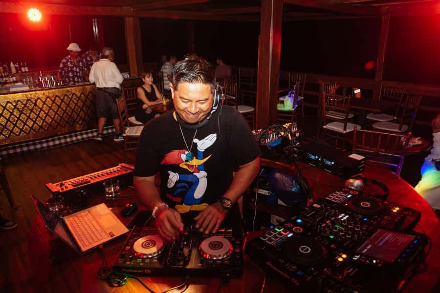 Bali: Phinisi Sunset Dinner Cruise with Entertainment - Who Should Consider This Cruise?