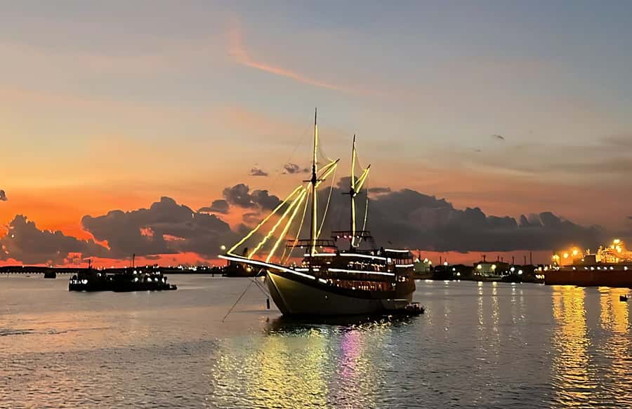 Bali: Phinisi Sunset Dinner Cruise with Entertainment - A Closer Look at the Experience