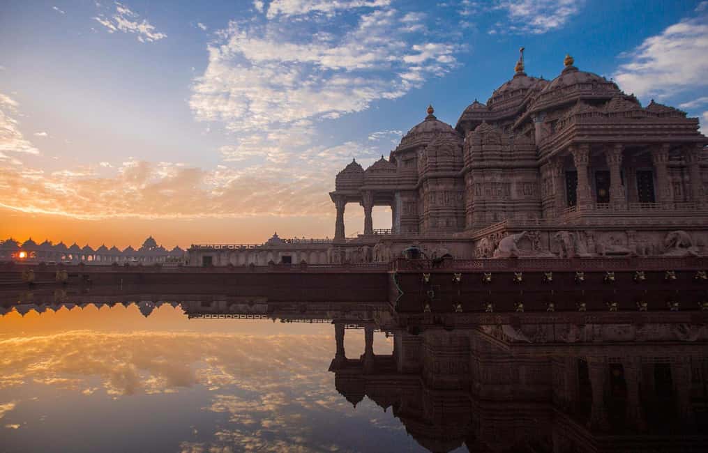 Delhi: Old Delhi, Akshardham Temple, and Light Show Tour - Discover Old Delhi and Akshardham: A 7-Hour Cultural Journey for Curious Travelers