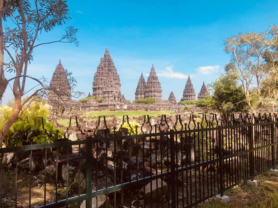 Yogyakarta: Borobudur Prambanan Temple Tour and Entry Ticket - The Itinerary Breakdown