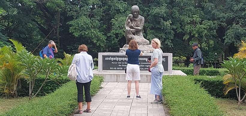 Phnom Penh: Private Guided Sightseeing Day Tour - Practical Aspects and Experience Quality