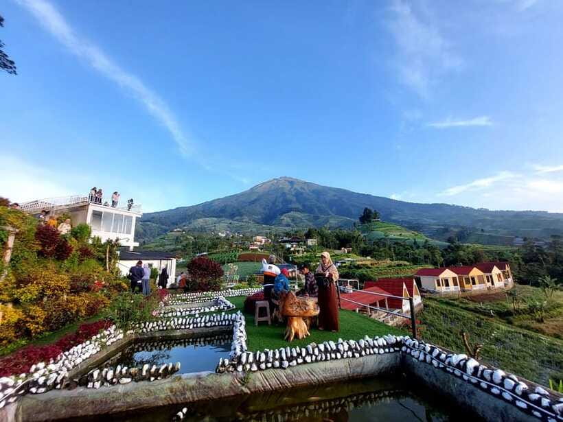 YOGYAKARTA: SILANCUR HIGHLAND/NEPAL VAN JAVA/BOROBUDUR - Who Would Love This Experience?