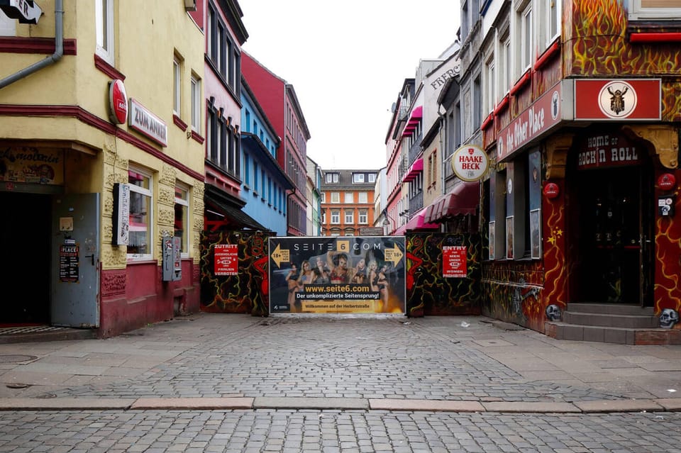 Hamburg: Private St. Pauli History & Highlights Walking Tour - Landungsbrücken and the Elbe River