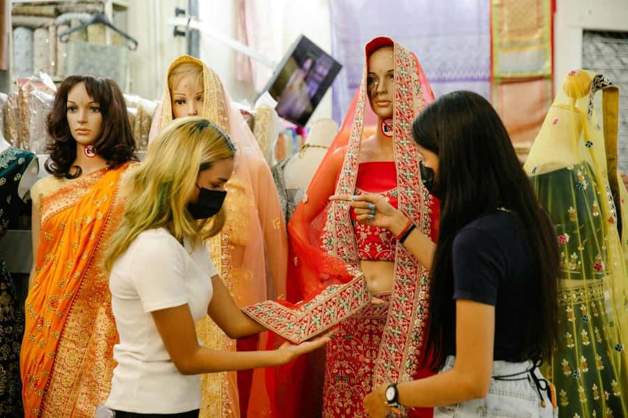 Delhi: Guided Shopping Tour Experience Local Female Expert - Exploring Delhi’s Markets with a Female Shopping Expert: A Deep Dive