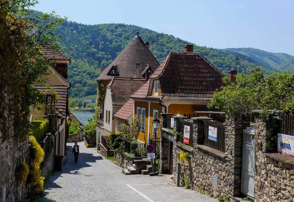 Vienna/Bratislava: Traunkirchen, Hallstatt & Salzburg Tour - FAQs