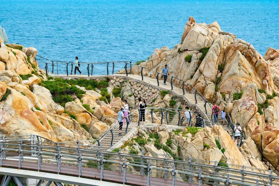 Busan: 7 Highlights Gyeongju City One Day Tour - The Trendy and Traditional: Hwangnidan-gil & Daereungwon