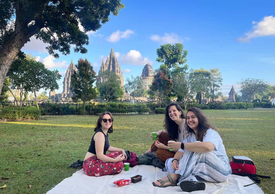 Yogyakarta : Prambanan early morning guided tour - Key Points