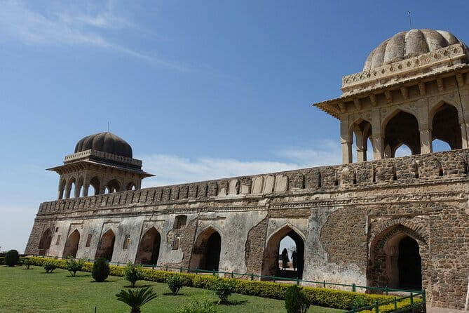 Mandu & Maheshwar Day Tour from Indore with Guide & Entrances - Detailed Breakdown of the Itinerary