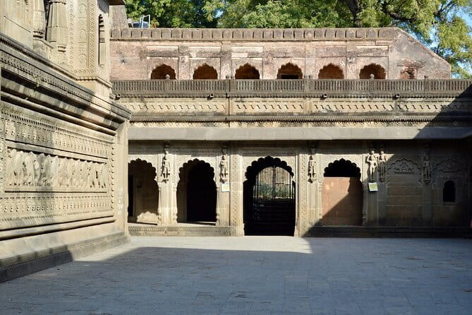 Mandu & Maheshwar Day Tour from Indore with Guide & Entrances - FAQ