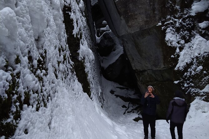 Private Singhampton Caves Snowshoe, Collingwood/Blue Mountain - Why Guides Make a Difference