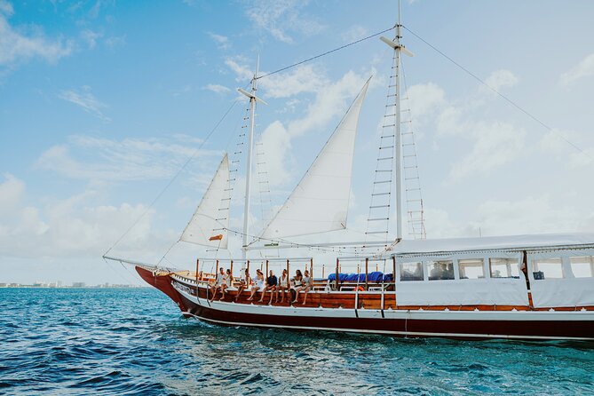 Luxury Four-Course Caribbean Dinner Cruise Experience - Food, Drinks, and Atmosphere